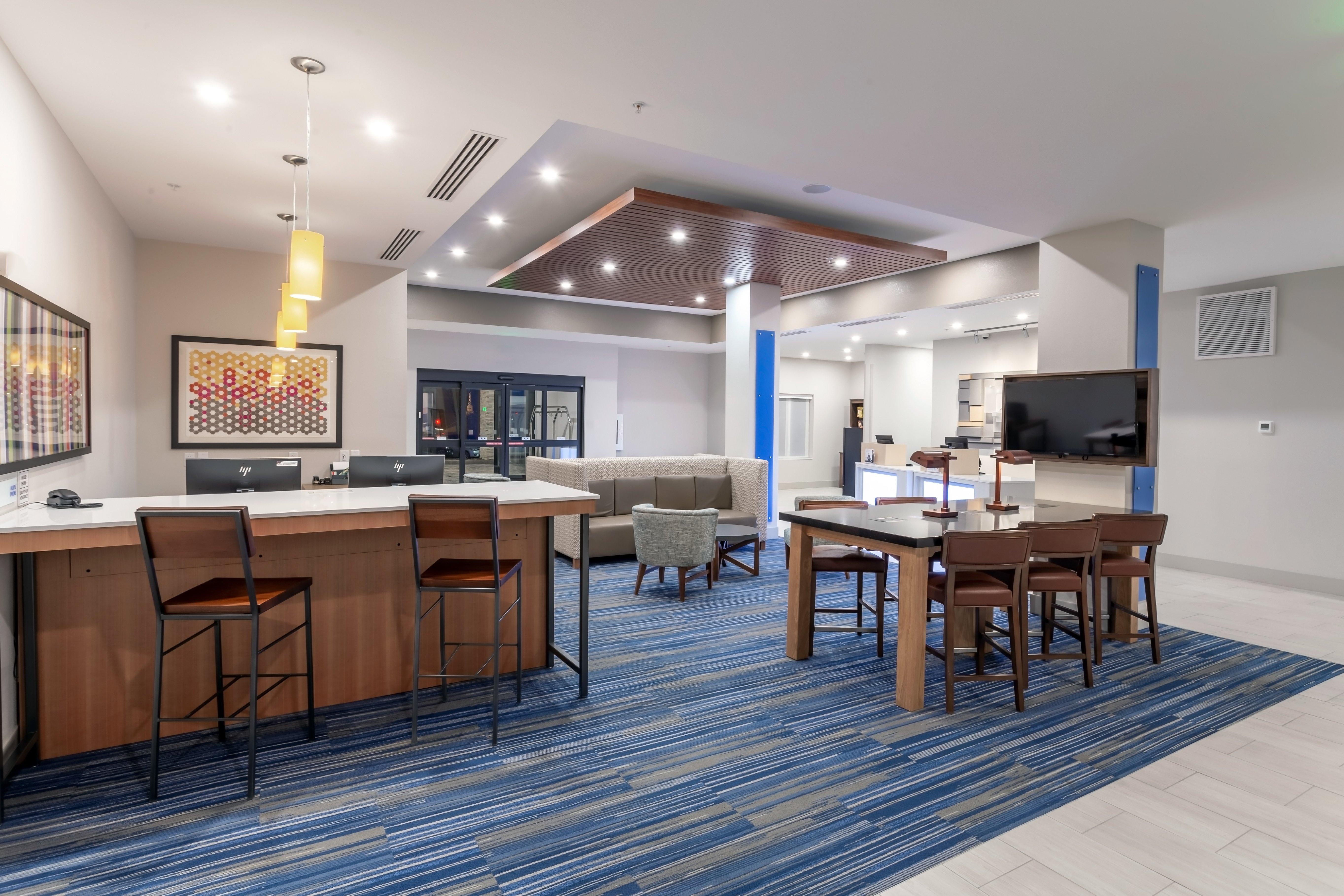 Holiday Inn Express & Suites - Columbus - Worthington By Ihg Exterior photo