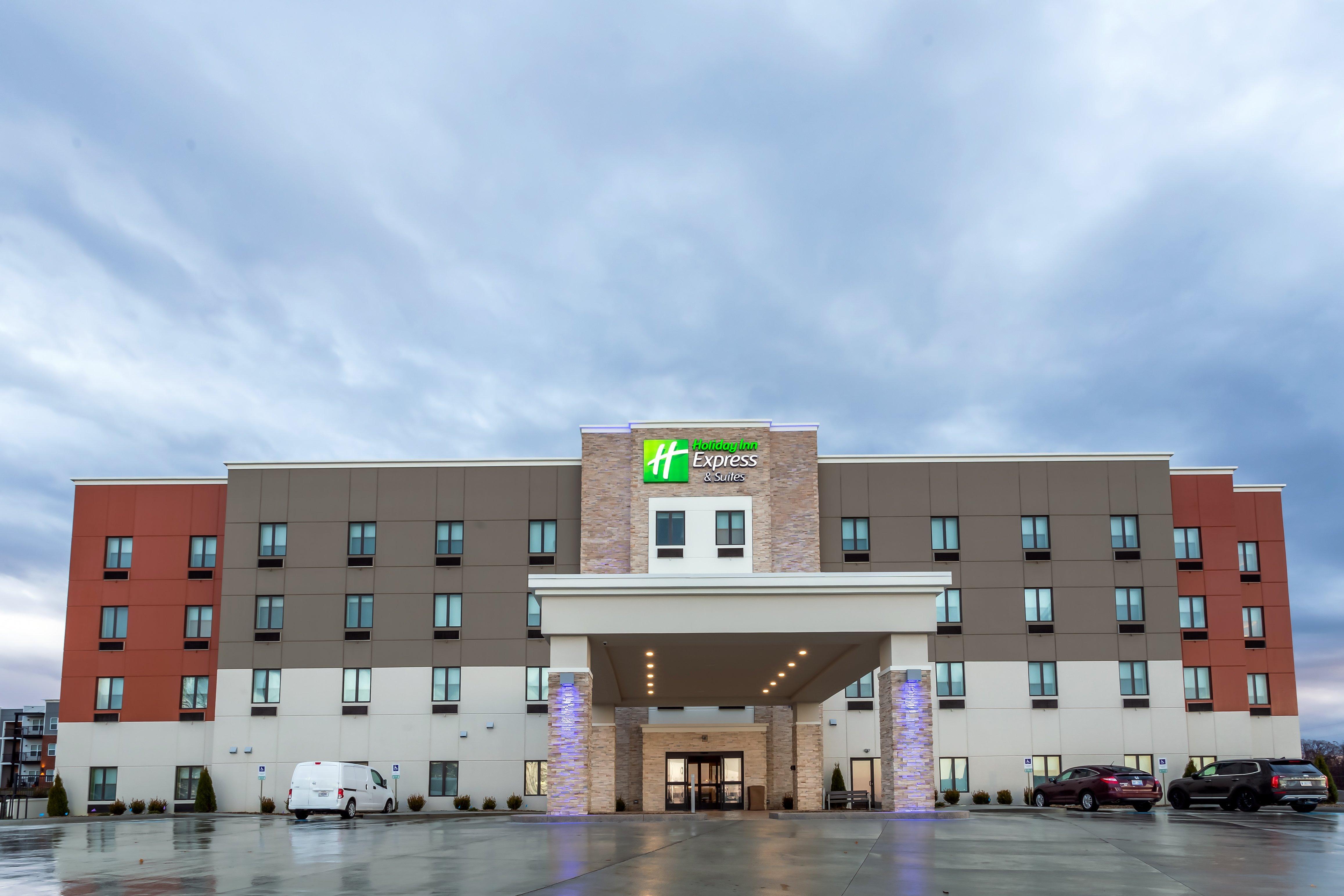 Holiday Inn Express & Suites - Columbus - Worthington By Ihg Exterior photo